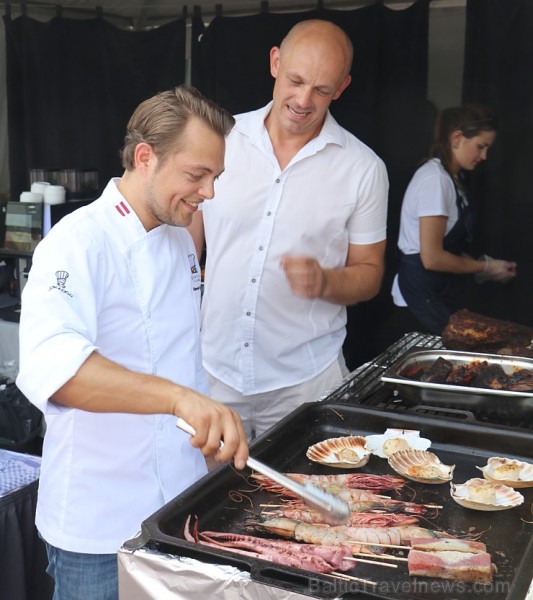 Rīdzinieki un galvaspilsētas viesi 18.08.2018 Spīķeros ar lielu baudu apmeklēja «Rīgas svētku restorāns» pasākumu. Restorāns «Entresol» Rīdzinieki un galvaspilsētas viesi 18.08.2018 Spīķeros ar lielu baudu apmeklēja «Rīgas svētku restorāns» pasākumu. Restorāns «Entresol» 231087