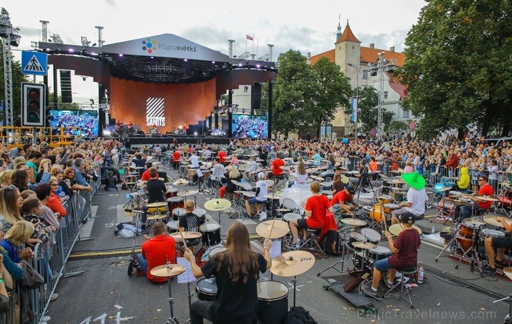 Grandiozi aizvadīta Latvijas simtgades  Rīgas svētku Krastmalas programma 231509