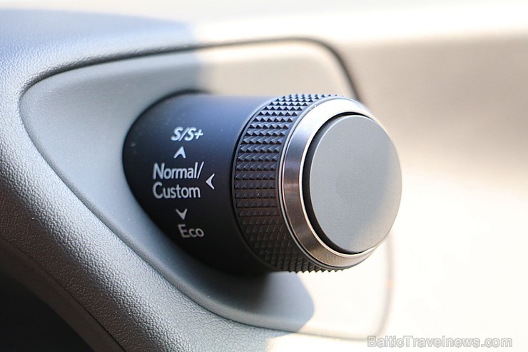 Travelnews.lv iepazīst jauno «Lexus UX250h» brokastīs 231910