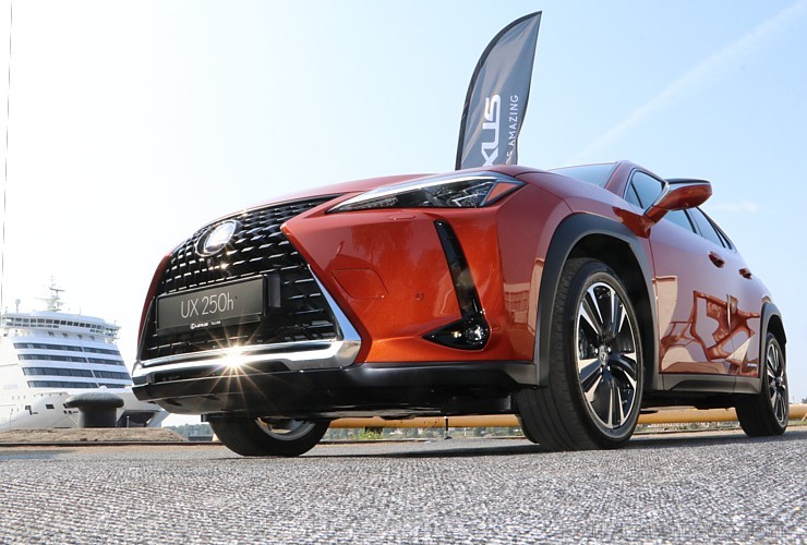 Travelnews.lv iepazīst jauno «Lexus UX250h» brokastīs 231920