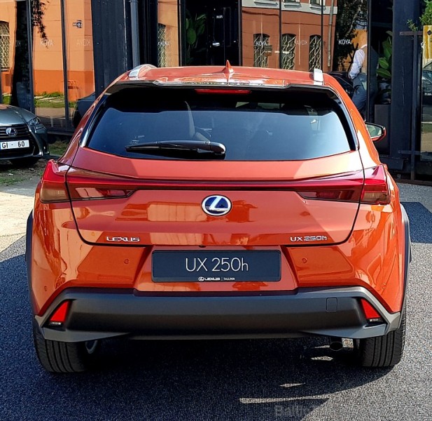 Travelnews.lv iepazīst jauno «Lexus UX250h» brokastīs 231930