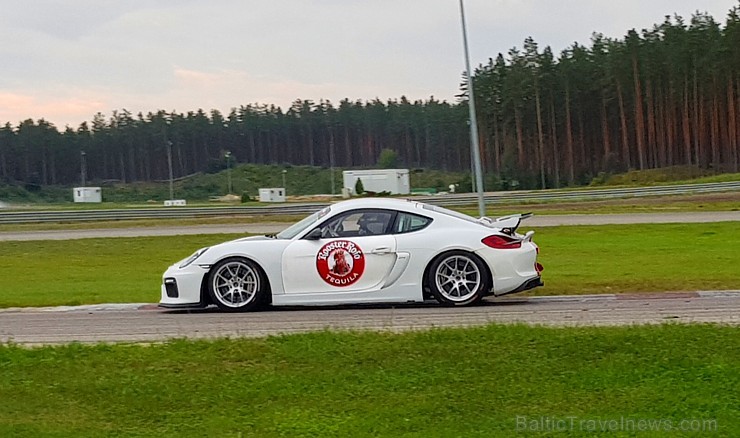 Travelnews.lv 5.09.2018 dodas sacīkšu trasē 333 ar īstu sporta vāģi «Porsche Cayman GT4». Atbalsta: Amber Beverage Group Travelnews.lv 5.09.2018 dodas sacīkšu trasē 333 ar īstu sporta vāģi «Porsche Cayman GT4». Atbalsta: Amber Beverage Group 232758