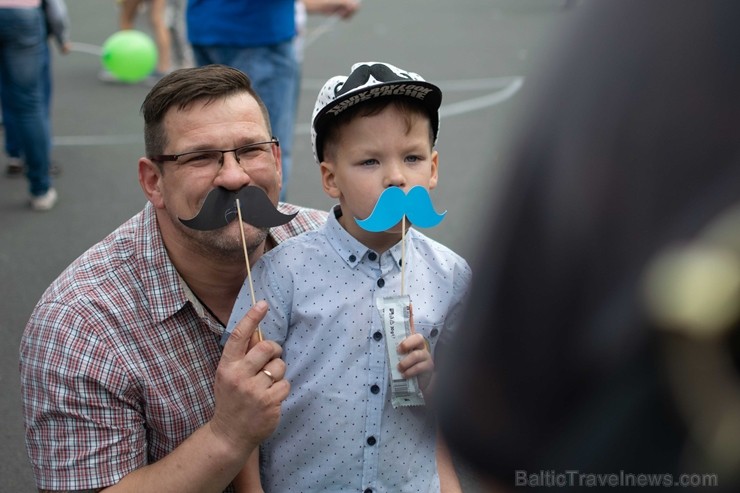Rīgā notiek Tēva dienai veltīts gājiens 233145