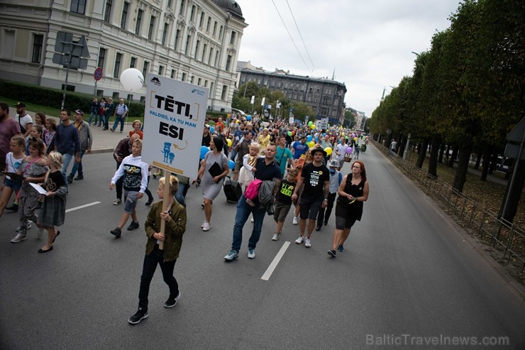 Rīgā notiek Tēva dienai veltīts gājiens 233161