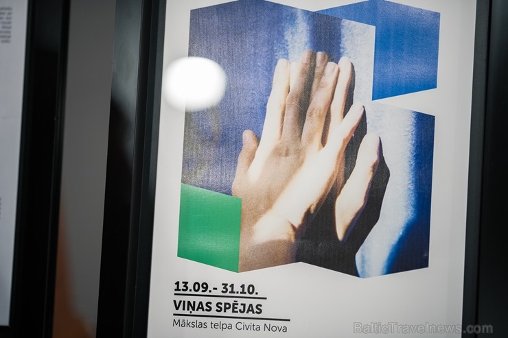 Liepājā atklāj piecu jauno mākslinieku laikmetīgās mākslas izstādi 233561