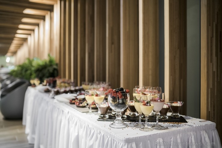 «Hotel Jūrmala Spa» pēc vērienīgas rekonstrukcijas vēris vaļā saunu un baseinu centru «Wellness Oasis». Foto: Mārcis Baltskars «Hotel Jūrmala Spa» pēc vērienīgas rekonstrukcijas vēris vaļā saunu un baseinu centru «Wellness Oasis». Foto: Mārcis Baltskars 233775