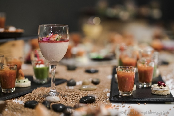 «Hotel Jūrmala Spa» pēc vērienīgas rekonstrukcijas vēris vaļā saunu un baseinu centru «Wellness Oasis». Foto: Mārcis Baltskars «Hotel Jūrmala Spa» pēc vērienīgas rekonstrukcijas vēris vaļā saunu un baseinu centru «Wellness Oasis». Foto: Mārcis Baltskars 233776