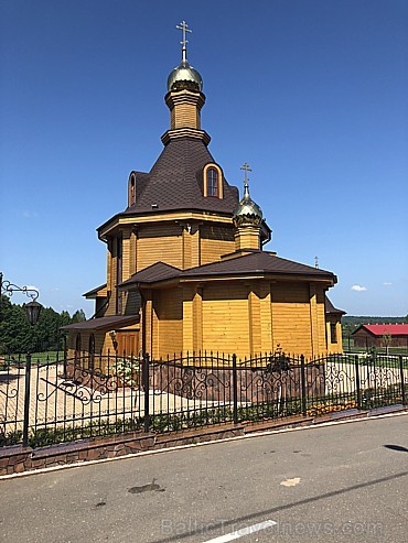 Toties Krasnij bor ciematā vietējais oligars uzbūvējis gan jaunu baznīcu, gan sakopis vietējos kapus un aiz augsta žoga izbūvējis atpūtas kompleksu Toties Krasnij bor ciematā vietējais oligars uzbūvējis gan jaunu baznīcu, gan sakopis vietējos kapus un aiz augsta žoga izbūvējis atpūtas kompleksu 233800