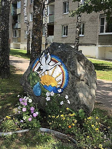 Cilvēki kopj un izkrāso savu apkārtni. Tiek zīmēti gan pilsētu ģerboņi, gan vienkārši jaukas bildes Cilvēki kopj un izkrāso savu apkārtni. Tiek zīmēti gan pilsētu ģerboņi, gan vienkārši jaukas bildes 233813
