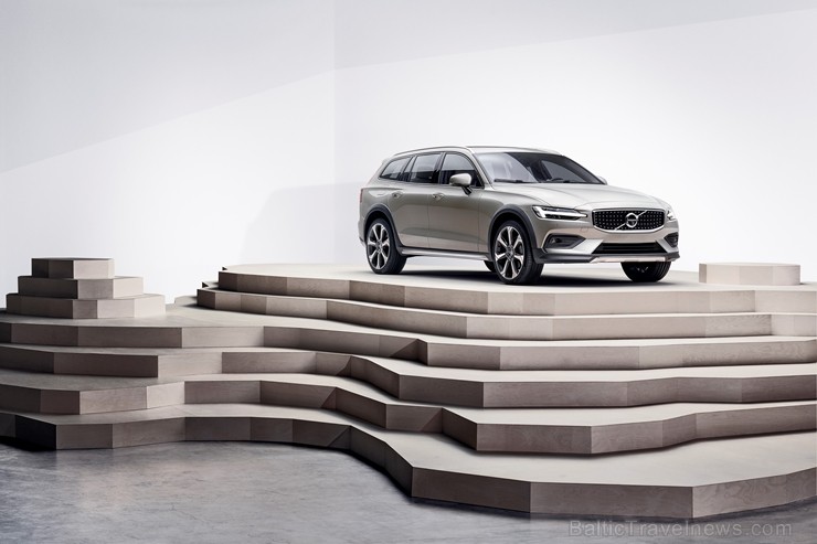 Jaunais Volvo V60 Cross Country ļauj zviedru ģimenes universālim doties bezceļos 233987
