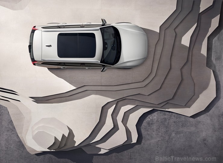 Jaunais Volvo V60 Cross Country ļauj zviedru ģimenes universālim doties bezceļos 233988