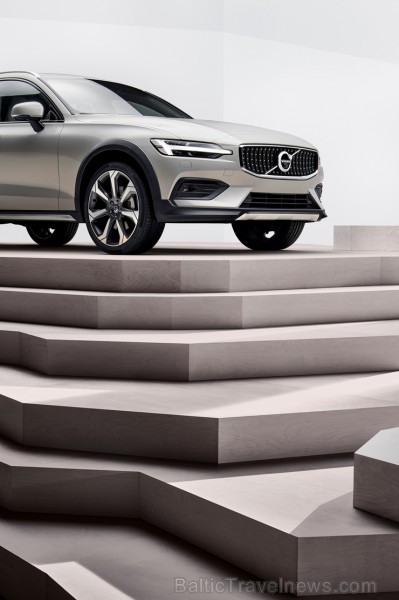 Jaunais Volvo V60 Cross Country ļauj zviedru ģimenes universālim doties bezceļos 233989