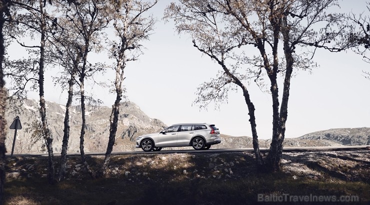 Jaunais Volvo V60 Cross Country ļauj zviedru ģimenes universālim doties bezceļos 233991