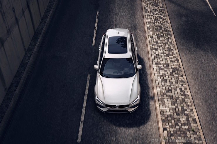 Jaunais Volvo V60 Cross Country ļauj zviedru ģimenes universālim doties bezceļos 233993