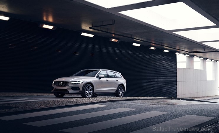 Jaunais Volvo V60 Cross Country ļauj zviedru ģimenes universālim doties bezceļos 233994
