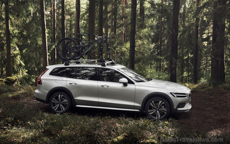 Jaunais Volvo V60 Cross Country ļauj zviedru ģimenes universālim doties bezceļos 233997
