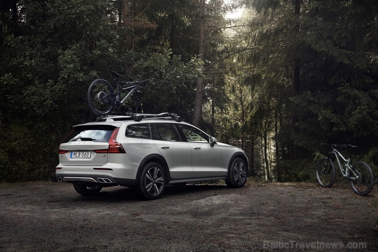 Jaunais Volvo V60 Cross Country ļauj zviedru ģimenes universālim doties bezceļos 233999