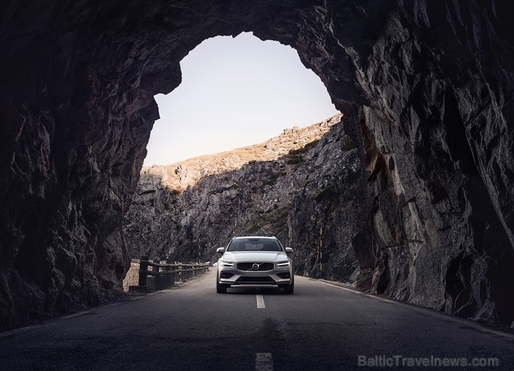 Jaunais Volvo V60 Cross Country ļauj zviedru ģimenes universālim doties bezceļos 234000