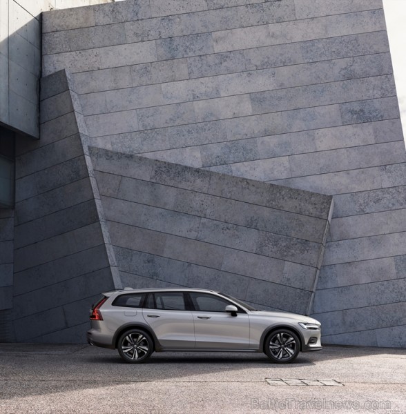 Jaunais Volvo V60 Cross Country ļauj zviedru ģimenes universālim doties bezceļos 234001