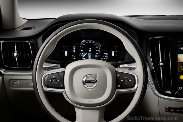 Jaunais Volvo V60 Cross Country ļauj zviedru ģimenes universālim doties bezceļos 234003
