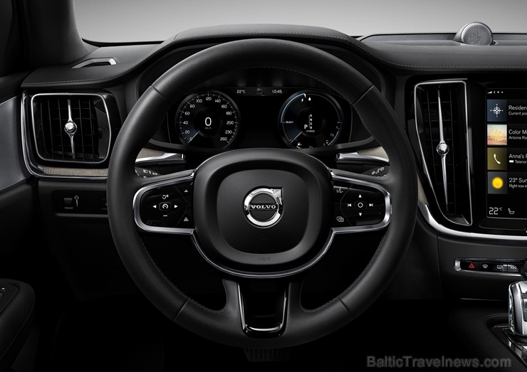 Jaunais Volvo V60 Cross Country ļauj zviedru ģimenes universālim doties bezceļos 234004