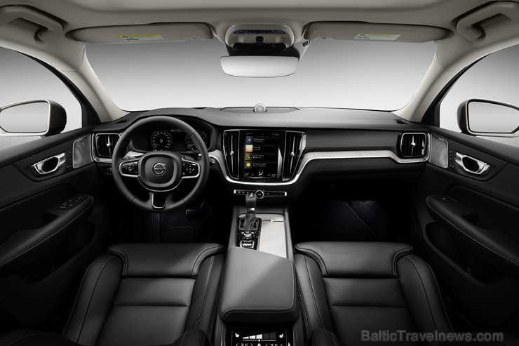 Jaunais Volvo V60 Cross Country ļauj zviedru ģimenes universālim doties bezceļos 234005