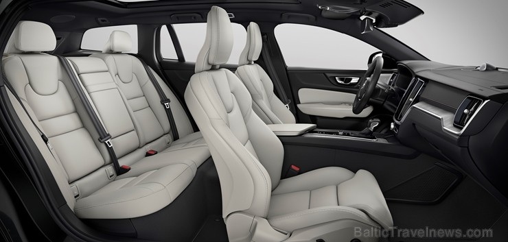 Jaunais Volvo V60 Cross Country ļauj zviedru ģimenes universālim doties bezceļos 234006