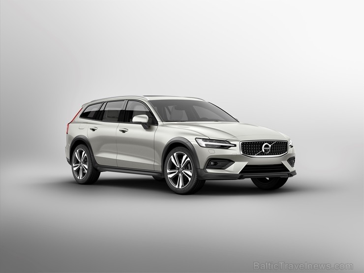 Jaunais Volvo V60 Cross Country ļauj zviedru ģimenes universālim doties bezceļos 234007