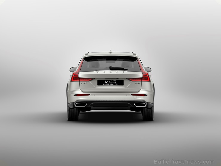 Jaunais Volvo V60 Cross Country ļauj zviedru ģimenes universālim doties bezceļos 234009