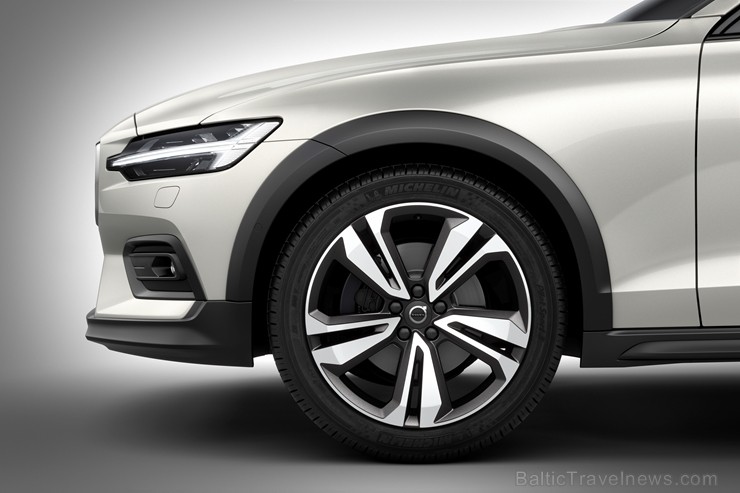 Jaunais Volvo V60 Cross Country ļauj zviedru ģimenes universālim doties bezceļos 234011