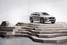 Jaunais Volvo V60 Cross Country ļauj zviedru ģimenes universālim doties bezceļos