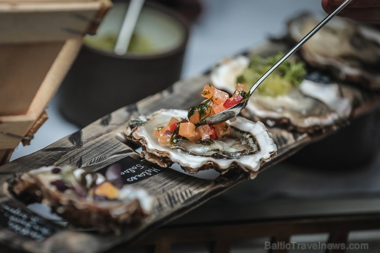 Restorāns «Petrus» aicina uz gardāko austeru degustāciju 11.oktobrī, kur būs iespējams baudīt 10 svaigas austeres ar dažādiem pildījumiem Restorāns «Petrus» aicina uz gardāko austeru degustāciju 11.oktobrī, kur būs iespējams baudīt 10 svaigas austeres ar dažādiem pildījumiem 234324