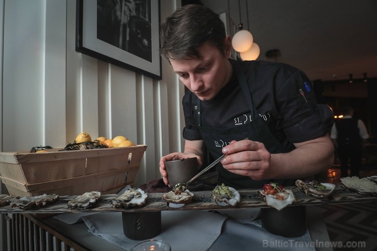 Restorāns «Petrus» aicina uz gardāko austeru degustāciju 11.oktobrī, kur būs iespējams baudīt 10 svaigas austeres ar dažādiem pildījumiem Restorāns «Petrus» aicina uz gardāko austeru degustāciju 11.oktobrī, kur būs iespējams baudīt 10 svaigas austeres ar dažādiem pildījumiem 234328