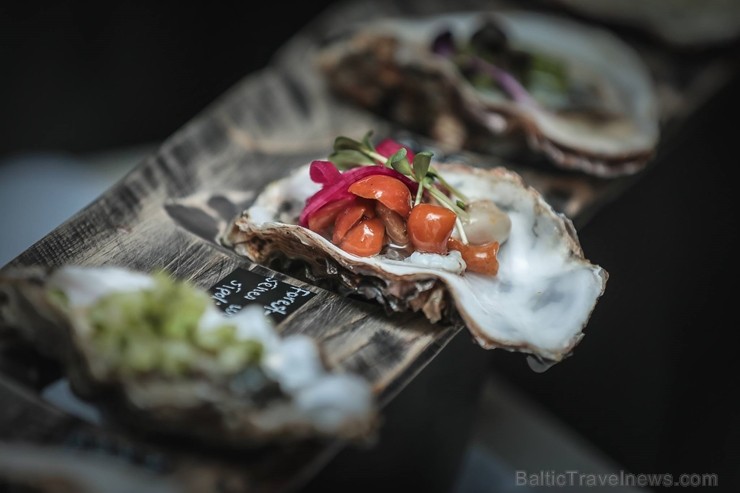 Restorāns «Petrus» aicina uz gardāko austeru degustāciju 11.oktobrī, kur būs iespējams baudīt 10 svaigas austeres ar dažādiem pildījumiem Restorāns «Petrus» aicina uz gardāko austeru degustāciju 11.oktobrī, kur būs iespējams baudīt 10 svaigas austeres ar dažādiem pildījumiem 234329