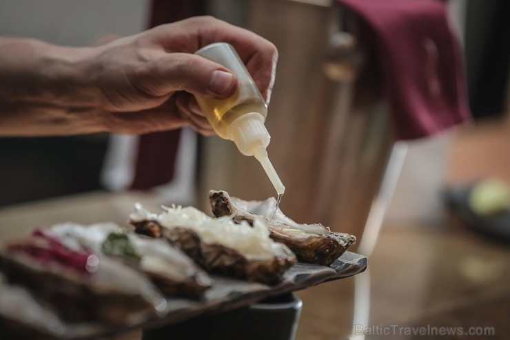 Restorāns «Petrus» aicina uz gardāko austeru degustāciju 11.oktobrī, kur būs iespējams baudīt 10 svaigas austeres ar dažādiem pildījumiem Restorāns «Petrus» aicina uz gardāko austeru degustāciju 11.oktobrī, kur būs iespējams baudīt 10 svaigas austeres ar dažādiem pildījumiem 234332