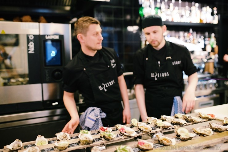 Restorāns «Petrus» aicina uz gardāko austeru degustāciju 11.oktobrī, kur būs iespējams baudīt 10 svaigas austeres ar dažādiem pildījumiem Restorāns «Petrus» aicina uz gardāko austeru degustāciju 11.oktobrī, kur būs iespējams baudīt 10 svaigas austeres ar dažādiem pildījumiem 234336