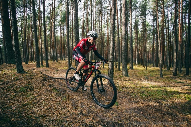 Velobraucēji Jūrmalā krāšņi noslēdz kalnu riteņbraukšanas sezonu. Foto: Lauris Galsons, Rihards Rudzis, Madara Ermansone 234538