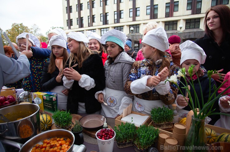 Lai stiprinātu esošās un radītu jaunas putras ēšanas tradīcijas, Starptautiskajā Putras dienā Rīgas centrā vēra vaļā Simtgades putras vēstniecību Lai stiprinātu esošās un radītu jaunas putras ēšanas tradīcijas, Starptautiskajā Putras dienā Rīgas centrā vēra vaļā Simtgades putras vēstniecību 234731