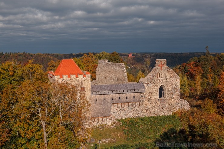 Latvijas un ārvalstu iedzīvotāju ķert zelta lapu mirkļus, atspoguļojot brīnišķīgi krāšņo rudeni. Foto no Siguldas novada pašvaldības vizuālo materiālu Latvijas un ārvalstu iedzīvotāju ķert zelta lapu mirkļus, atspoguļojot brīnišķīgi krāšņo rudeni. Foto no Siguldas novada pašvaldības vizuālo materiālu 235213