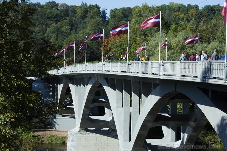 Latvijas un ārvalstu iedzīvotāju ķert zelta lapu mirkļus, atspoguļojot brīnišķīgi krāšņo rudeni. Foto no Siguldas novada pašvaldības vizuālo materiālu Latvijas un ārvalstu iedzīvotāju ķert zelta lapu mirkļus, atspoguļojot brīnišķīgi krāšņo rudeni. Foto no Siguldas novada pašvaldības vizuālo materiālu 235231