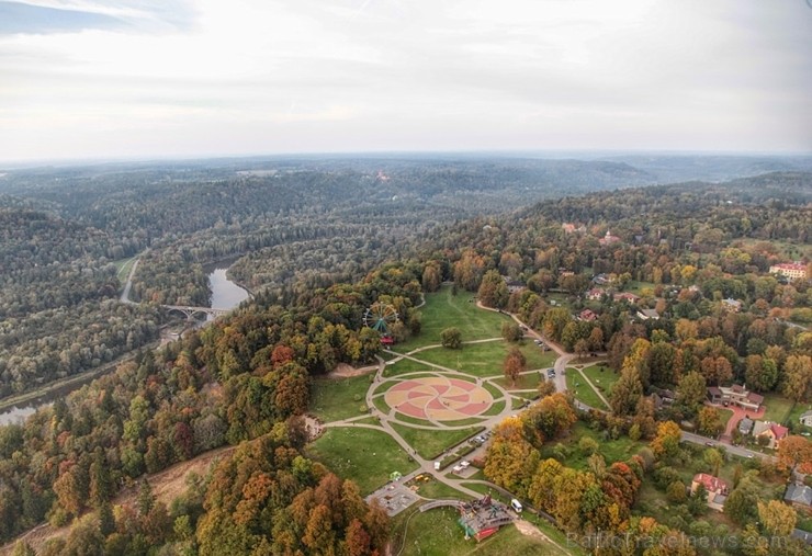 Latvijas un ārvalstu iedzīvotāju ķert zelta lapu mirkļus, atspoguļojot brīnišķīgi krāšņo rudeni. Foto no Siguldas novada pašvaldības vizuālo materiālu Latvijas un ārvalstu iedzīvotāju ķert zelta lapu mirkļus, atspoguļojot brīnišķīgi krāšņo rudeni. Foto no Siguldas novada pašvaldības vizuālo materiālu 235235