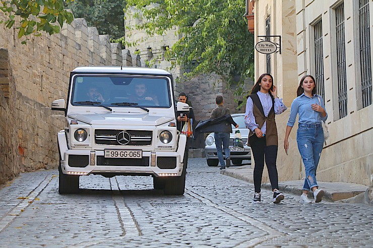 Travelnews.lv apmeklē PSRS komēdijas «Briljanta roka» filmēšanas vietu ar epizodi «...velns parāvis...». Sadarbībā ar Latvijas vēstniecību Azerbaidžān Travelnews.lv apmeklē PSRS komēdijas «Briljanta roka» filmēšanas vietu ar epizodi «...velns parāvis...». Sadarbībā ar Latvijas vēstniecību Azerbaidžān 235697