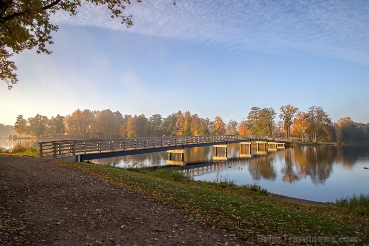 Senatnīgajā Ziemeļvidzemes pilsētā Alūksnē un tās apkārtnē valda zelta rudens. Foto: Igors Metums Senatnīgajā Ziemeļvidzemes pilsētā Alūksnē un tās apkārtnē valda zelta rudens. Foto: Igors Metums 235807