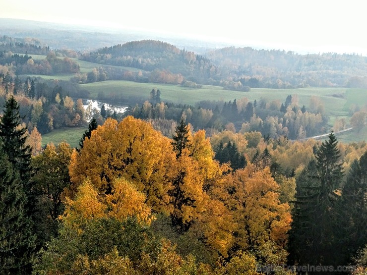 Senatnīgajā Ziemeļvidzemes pilsētā Alūksnē un tās apkārtnē valda zelta rudens. Foto: Vilnis Veļķeris Senatnīgajā Ziemeļvidzemes pilsētā Alūksnē un tās apkārtnē valda zelta rudens. Foto: Vilnis Veļķeris 235840