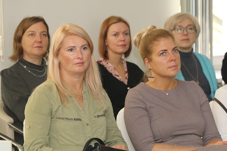 Ceļojumu konsultanti tiekas Apvienoto Arābu Emirātu vētniecībā Rīgā un spriež par iespējām ceļot Ceļojumu konsultanti tiekas Apvienoto Arābu Emirātu vētniecībā Rīgā un spriež par iespējām ceļot 236057