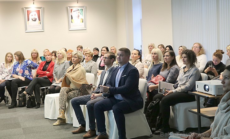 Ceļojumu konsultanti tiekas Apvienoto Arābu Emirātu vētniecībā Rīgā un spriež par iespējām ceļot Ceļojumu konsultanti tiekas Apvienoto Arābu Emirātu vētniecībā Rīgā un spriež par iespējām ceļot 236099