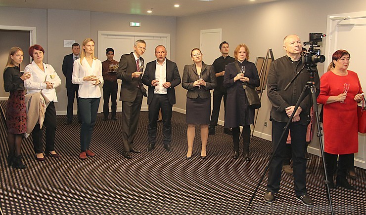 Viesnīca «Radisson Blu Daugava» piedāvā šarža izstādi «Draudzīgs pārspīlējums. ŠARŽS UN PERSONĪBA LATVIEŠU KULTŪRĀ» un «Peter Mertes» vīnus Viesnīca «Radisson Blu Daugava» piedāvā šarža izstādi «Draudzīgs pārspīlējums. ŠARŽS UN PERSONĪBA LATVIEŠU KULTŪRĀ» un «Peter Mertes» vīnus 236311