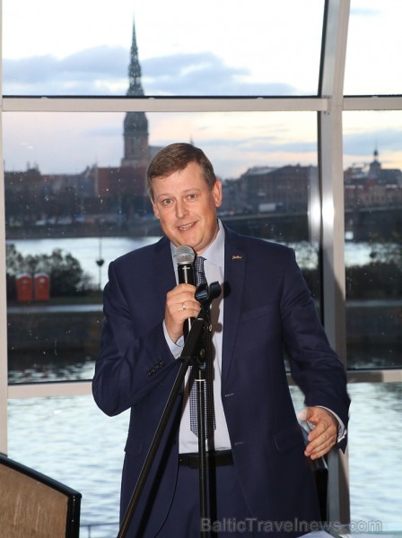 Viesnīca «Radisson Blu Daugava» piedāvā šarža izstādi «Draudzīgs pārspīlējums. ŠARŽS UN PERSONĪBA LATVIEŠU KULTŪRĀ» un «Peter Mertes» vīnus Viesnīca «Radisson Blu Daugava» piedāvā šarža izstādi «Draudzīgs pārspīlējums. ŠARŽS UN PERSONĪBA LATVIEŠU KULTŪRĀ» un «Peter Mertes» vīnus 236312