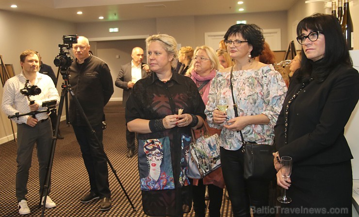 Viesnīca «Radisson Blu Daugava» piedāvā šarža izstādi «Draudzīgs pārspīlējums. ŠARŽS UN PERSONĪBA LATVIEŠU KULTŪRĀ» un «Peter Mertes» vīnus Viesnīca «Radisson Blu Daugava» piedāvā šarža izstādi «Draudzīgs pārspīlējums. ŠARŽS UN PERSONĪBA LATVIEŠU KULTŪRĀ» un «Peter Mertes» vīnus 236320