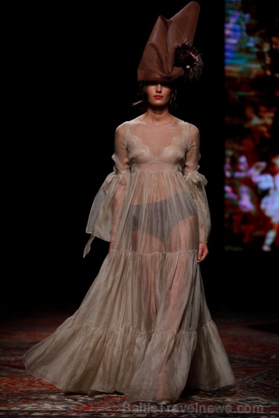 «Amoralle» kaislīgi un sievišķīgi demonstrē jauno kolekciju «Riga Fashion Week» modes skatē 236400
